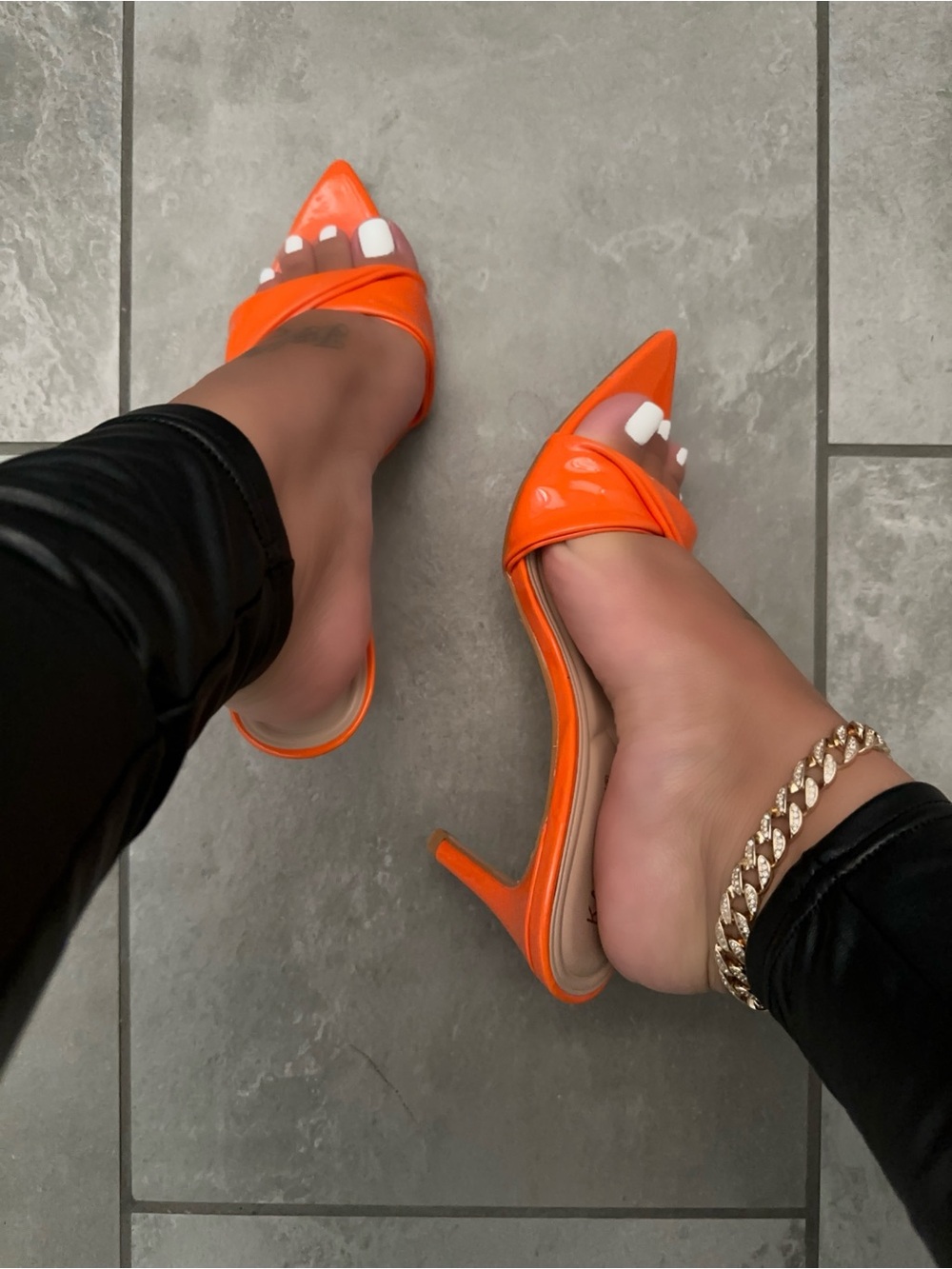 🔥 Bright Orange Patent Pointed Toe Mule Heels - Picture 4 of 13